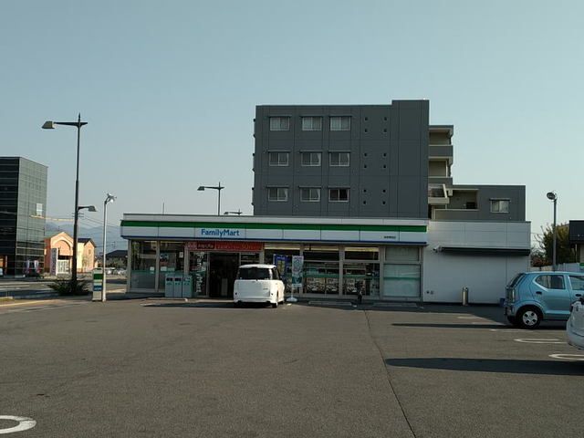 近くのファミリーマート栗田店まで110m(徒歩2分)