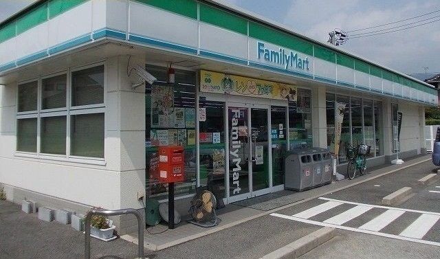 近くのファミリーマート熊野萩原店まで550m（徒歩7分）