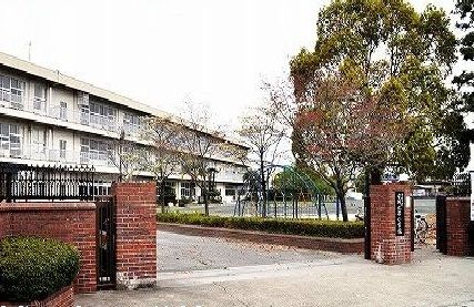 近くの安城北部小学校まで750m（徒歩10分）