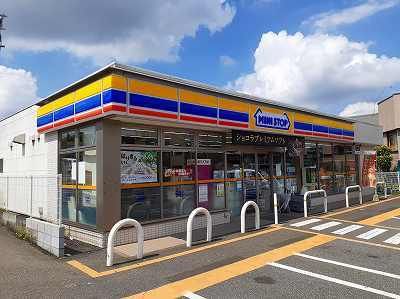 近くのミニストップまで500m（徒歩7分）