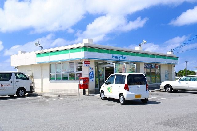 近くのファミリーマート読谷長浜店まで400m（徒歩5分）