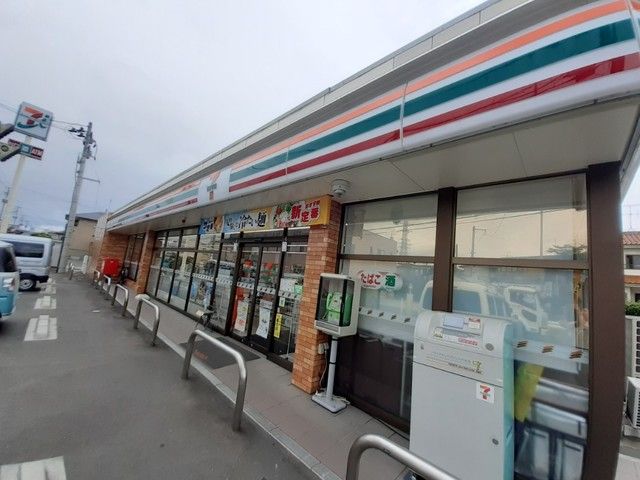 近くのセブンイレブン上飯田店まで650m（徒歩9分）