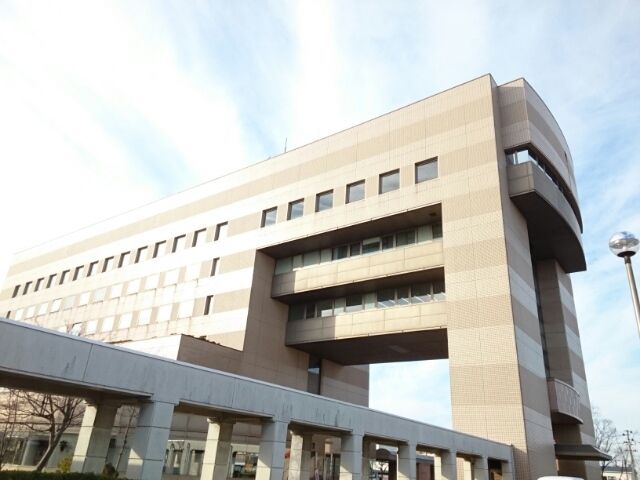 近くの役所まで550m（徒歩7分）