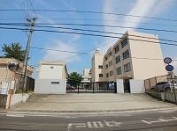近くの古高松小学校さんまで500m(徒歩7分)