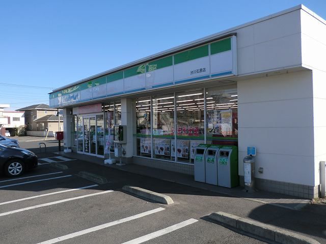 近くのファミリーマート渋川石原店まで700m(徒歩9分)