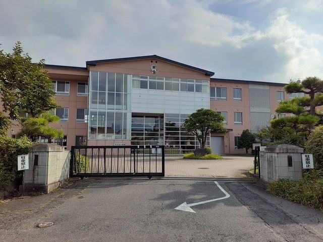 近くの渋川市立南小学校まで800m(徒歩10分)