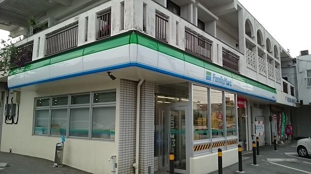 近くのファミリーマート南城親慶原店まで1,660m（徒歩21分）