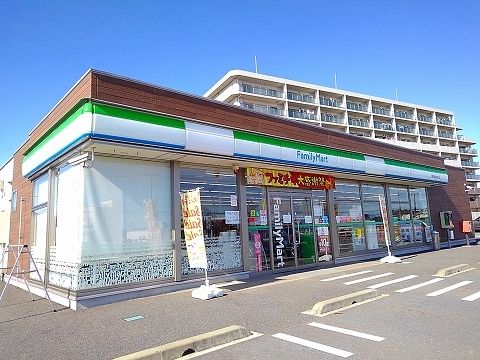 近くのコンビニまで740m（徒歩10分）