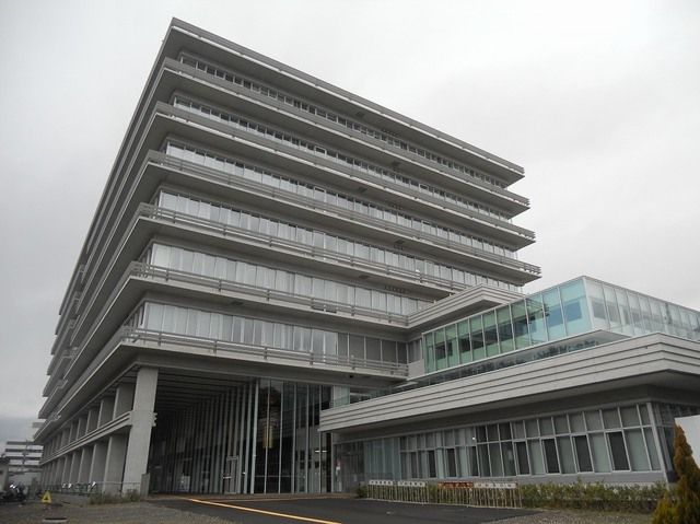 近くの市役所まで450m（徒歩6分）