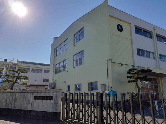 近くの小学校まで950m（徒歩12分）