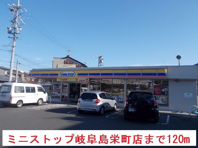 近くのコンビニまで120m（徒歩2分）