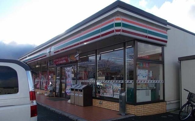 近くのセブンイレブン南彦根駅北店様まで600m（徒歩8分）