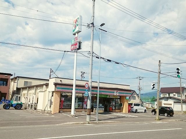 近くのコンビニまで600m（徒歩8分）