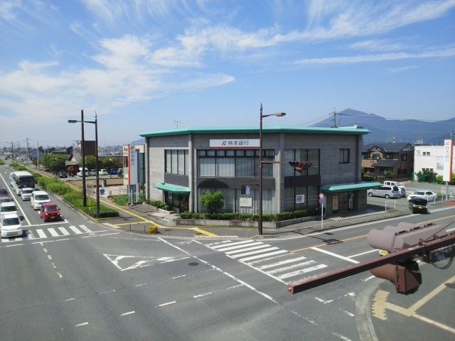 近くの銀行まで690m（徒歩9分）