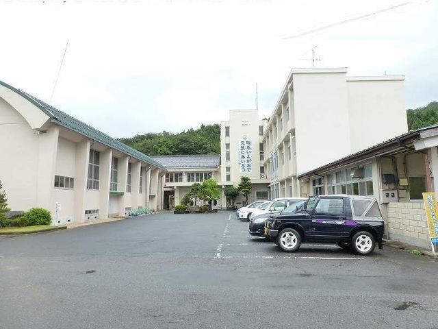 近くの鳥取市立用瀬小学校まで2,400m（徒歩30分）