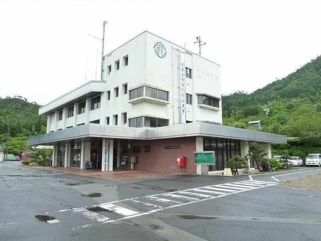 近くの鳥取市用瀬町総合支所まで1,700m（徒歩22分）