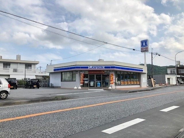 近くのローソン佐敷津波古店まで450m（徒歩6分）
