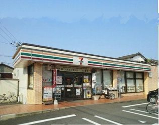近くのコンビニまで1,200m（徒歩15分）