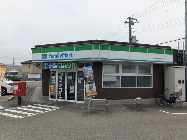 近くのコンビニまで650m（徒歩9分）