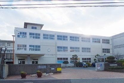 近くの市立江井島小学校まで450m(徒歩6分)