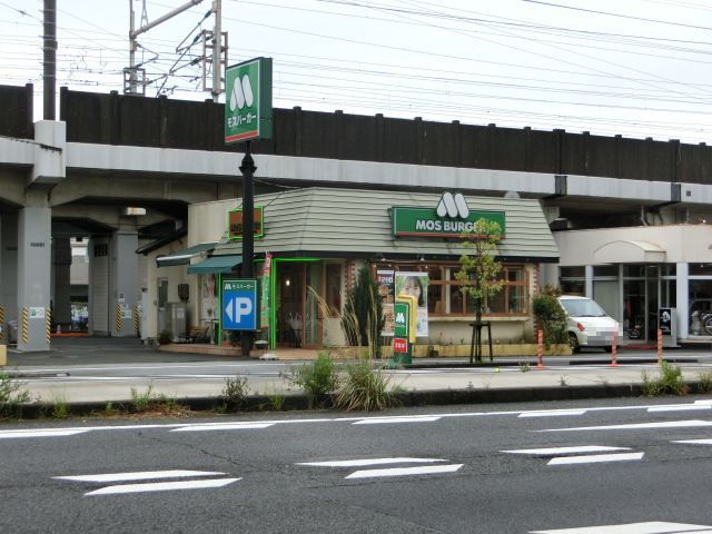 近くの飲食店まで400m（徒歩5分）