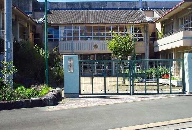 近くの岩松小学校まで1,100m（徒歩14分）