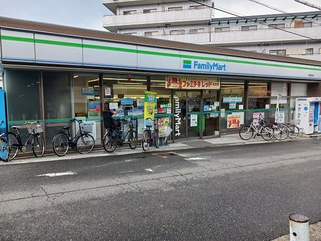 近くのファミリーマート萱島駅前店様まで450m（徒歩6分）