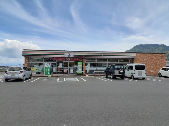 近くのセブンイレブン運動公園前店まで1,400m（徒歩18分）