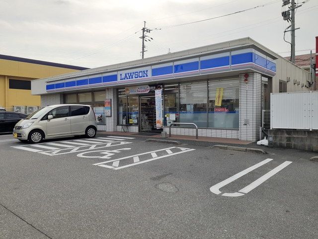 近くのローソン福岡西警察署前店まで300m（徒歩4分）