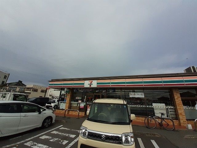 近くのセブンイレブン前橋野中南店まで350m（徒歩5分）