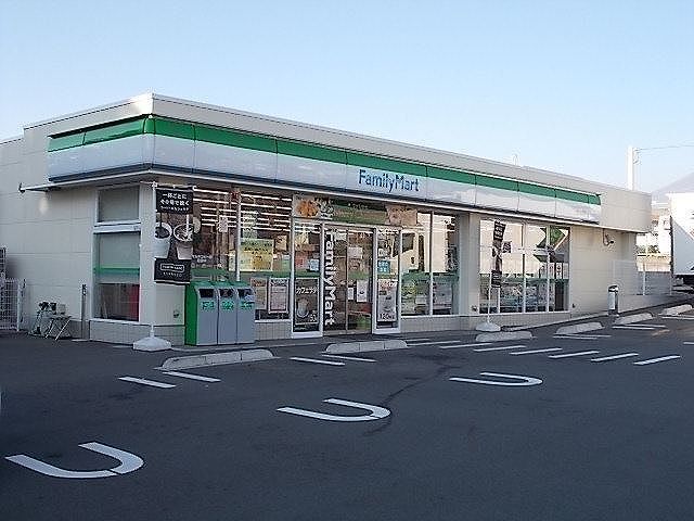 近くのファミリーマート富士厚原店まで500m（徒歩7分）