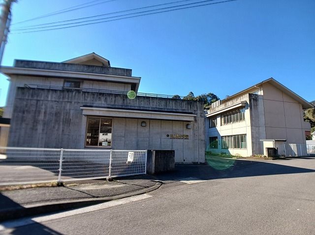 近くの上野小学校まで850m（徒歩11分）