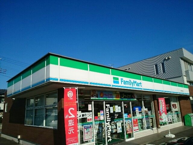 近くのファミリーマート中居町店まで500m（徒歩7分）