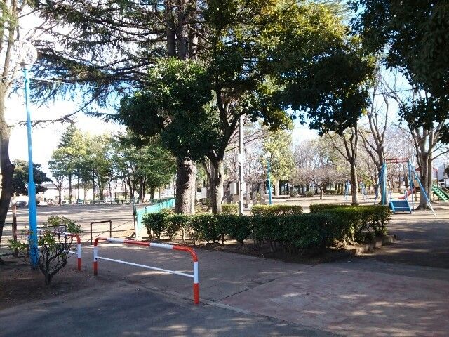 近くの中居公園まで750m（徒歩10分）