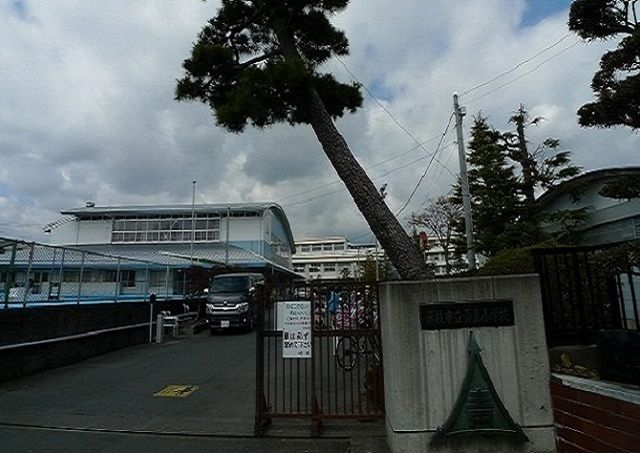 近くの青島小学校まで150m（徒歩2分）