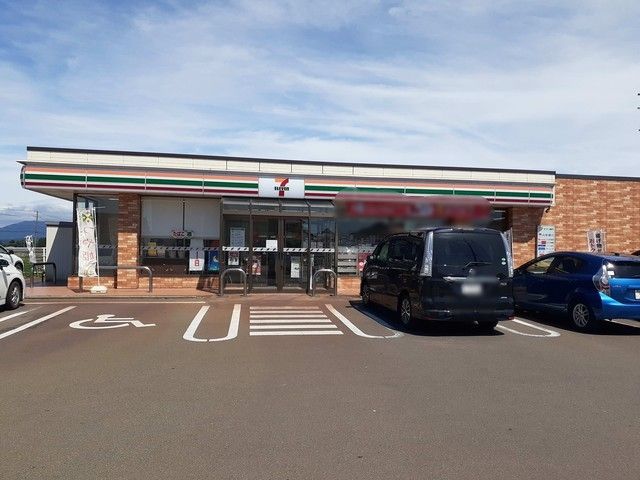 近くのセブンイレブン藤島バイパス店まで969m（徒歩13分）