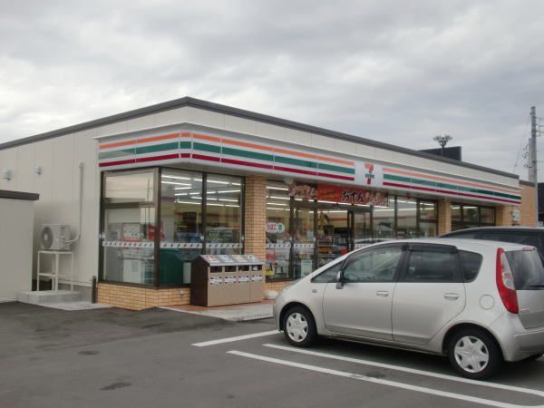 近くのコンビニまで600m（徒歩8分）