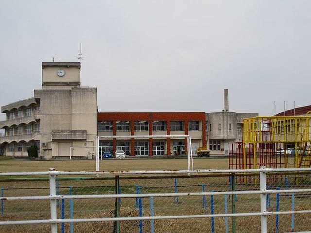 近くの小学校まで1,800m（徒歩23分）