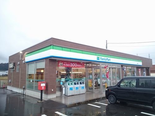 近くのファミリーマート 松岡室店まで900m(徒歩12分)
