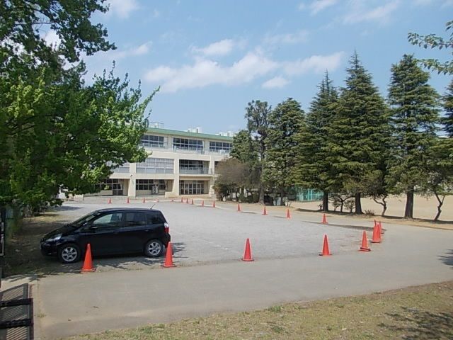 近くの牛久小学校まで1,100m(徒歩14分)