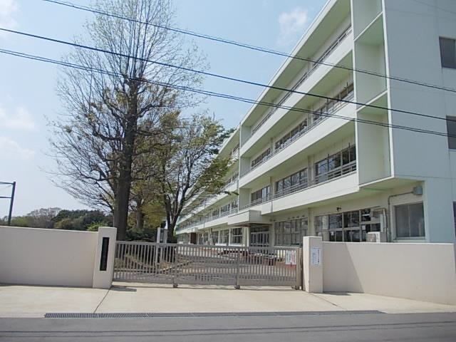 近くの牛久第三中学校まで950m(徒歩12分)