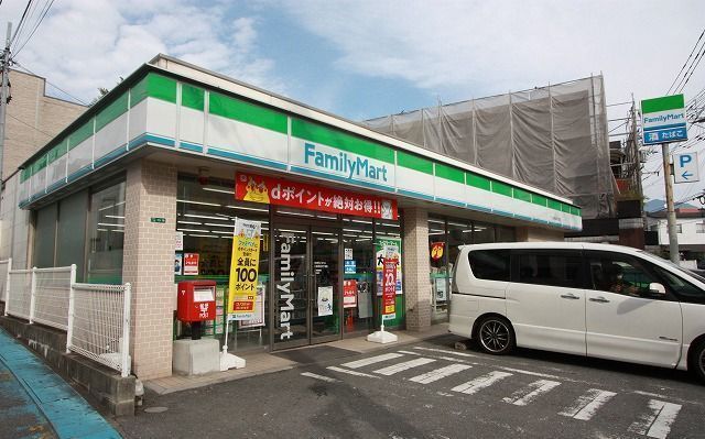 近くのファミリーマートまで230m（徒歩3分）