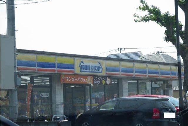 近くのミニストップまで750m（徒歩10分）