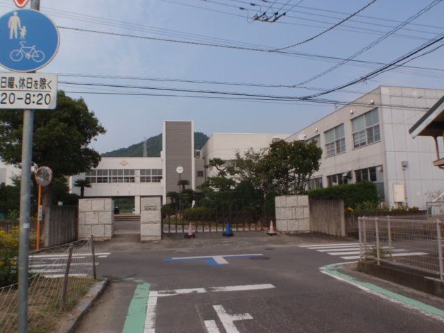 近くの町立宇多津小学校まで400m(徒歩5分)