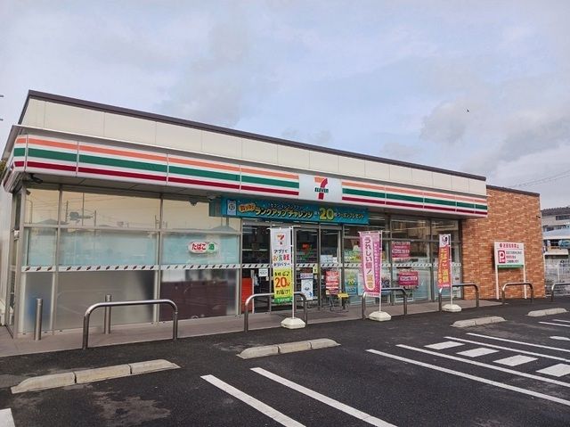 近くのファミリーマートまで270m(徒歩4分)