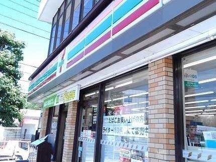 近くのコンビニまで550m（徒歩7分）