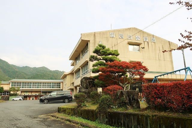 近くの付知南小学校まで350m（徒歩5分）