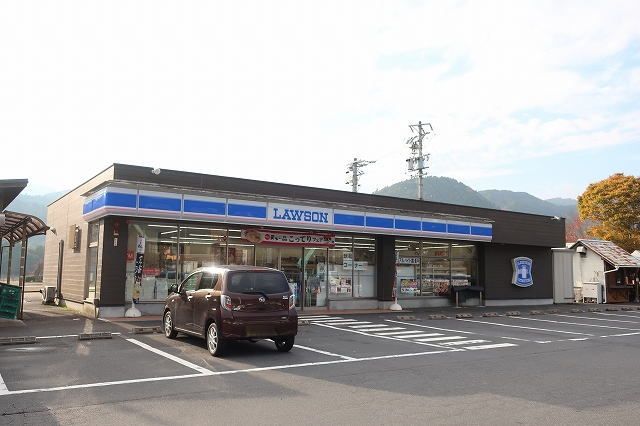 近くのローソンまで550m（徒歩7分）