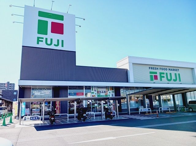 近くのフジ古川椿店様まで700m(徒歩9分)