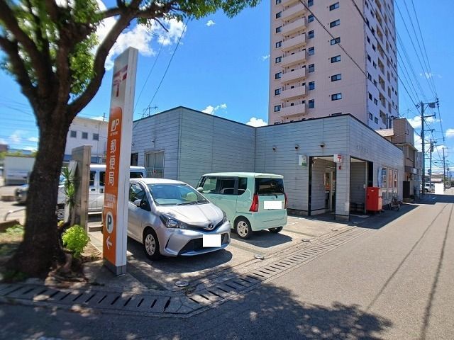 近くの鶴崎駅前郵便局まで350m(徒歩5分)
